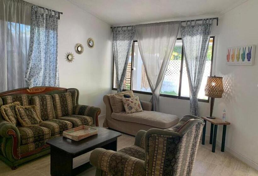 Дом 2 Спальни, Joebi S House Walking Distance To Rocky Cay Beach Ideal For Families Or Groups