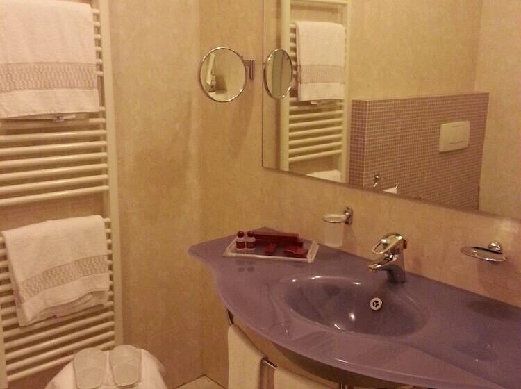 Номер Стандарт, Grand Hotel Del Parco   Bergamo Airport