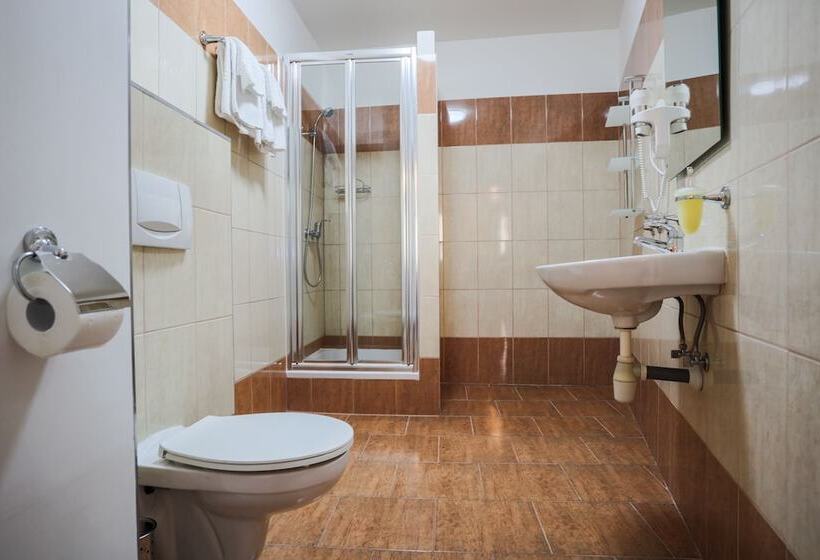 Quarto Estandar, Pension U Lilie