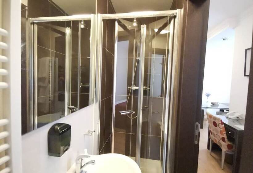 Номер Deluxe, The Royale Chulan Hyde Park