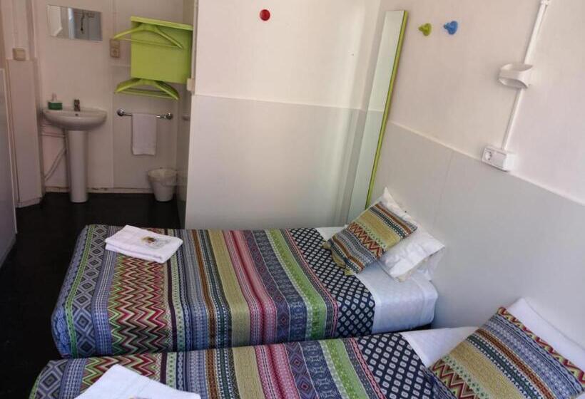 اتاق استاندارد با سرویس بهداشتی مشترک, Central And Basic Universitat For Young Hostel