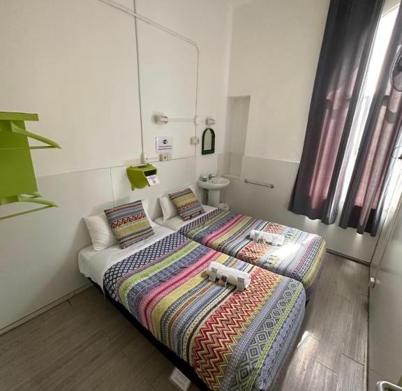 اتاق استاندارد با سرویس بهداشتی مشترک, Central And Basic Universitat For Young Hostel
