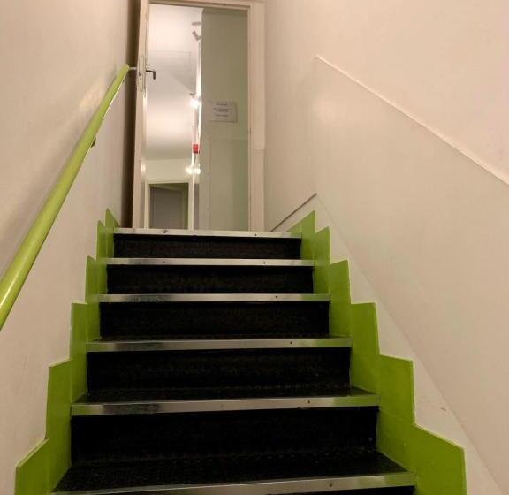 اتاق استاندارد یک تخته با بالکن, Central And Basic Universitat For Young Hostel
