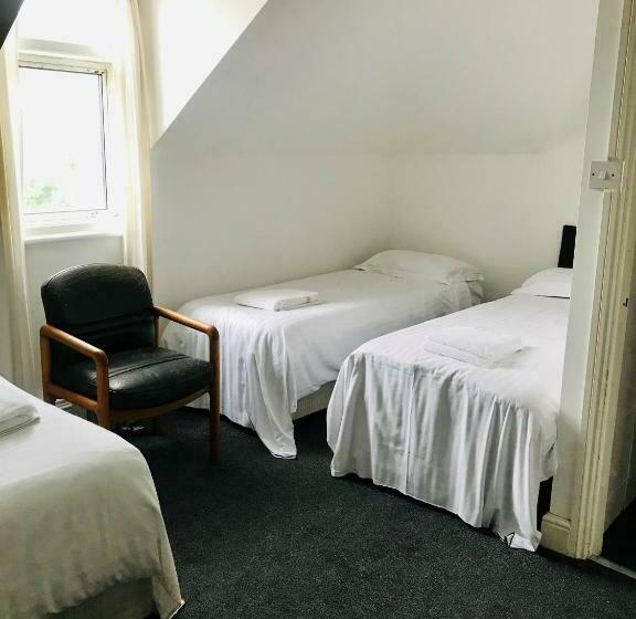 标准三人间, Amhurst