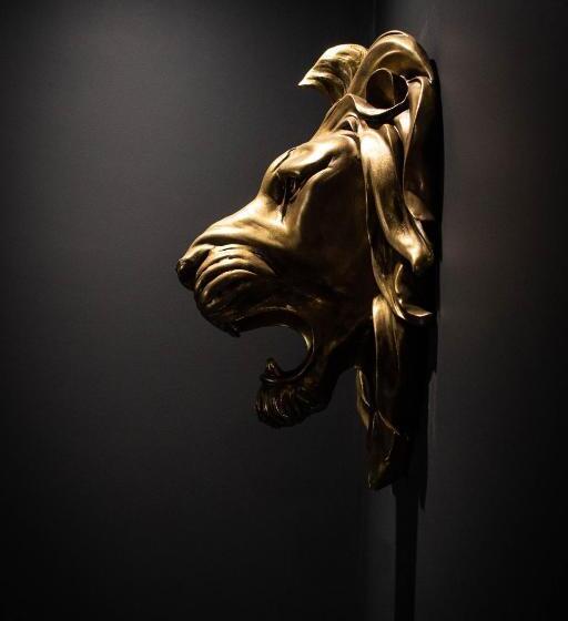 اتاق استاندارد, The Auction House