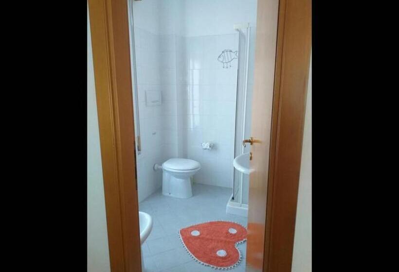 اتاق استاندارد یک نفره, Room In Bb   Spacious Quadruple Room A Stones Throw From The Sea