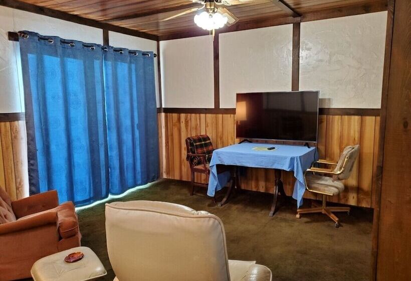 Хижина, Little River Inn Motel