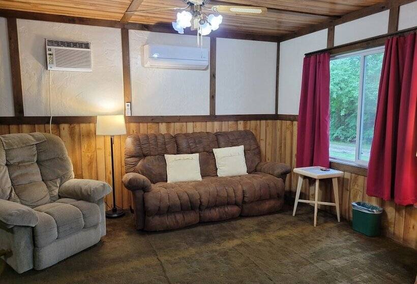 Хижина, Little River Inn Motel