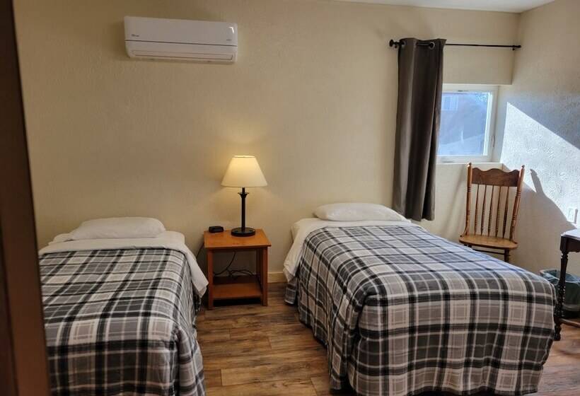 Хижина, Little River Inn Motel
