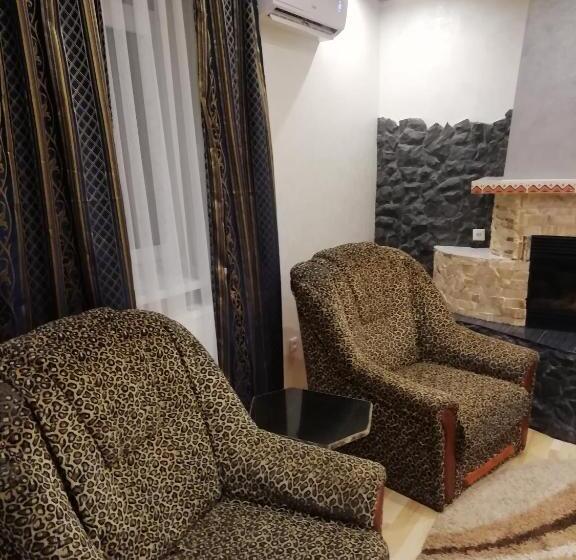 Люкс, панський двір