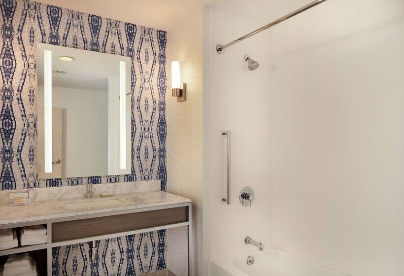 Люкс Кровать Кинг, Hilton Garden Inn Freeport Downtown
