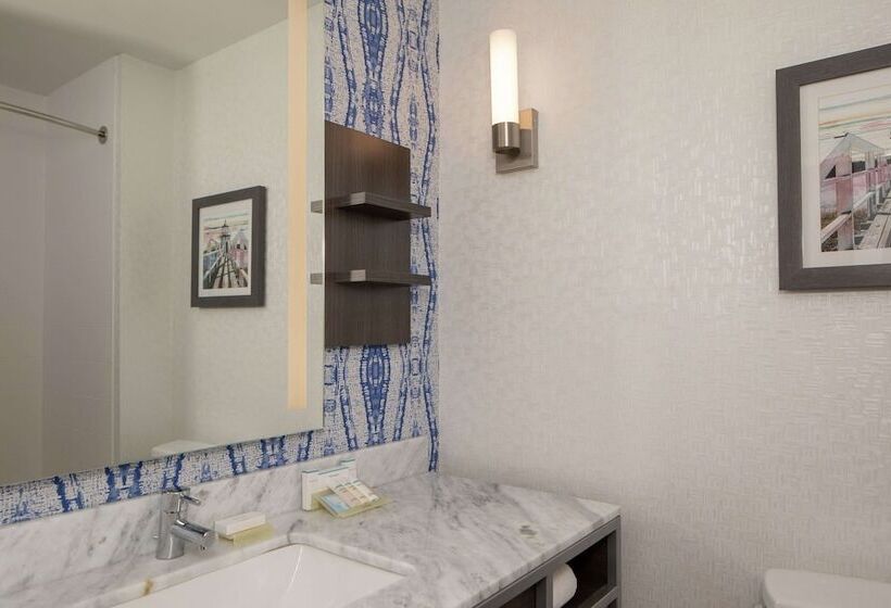 Номер Deluxe Кровать Кинг, Hilton Garden Inn Freeport Downtown