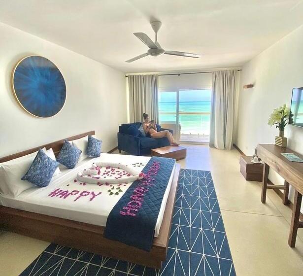 اتاق لوکس با بالکن و چشم‌انداز دریا, Imara Beach Resort