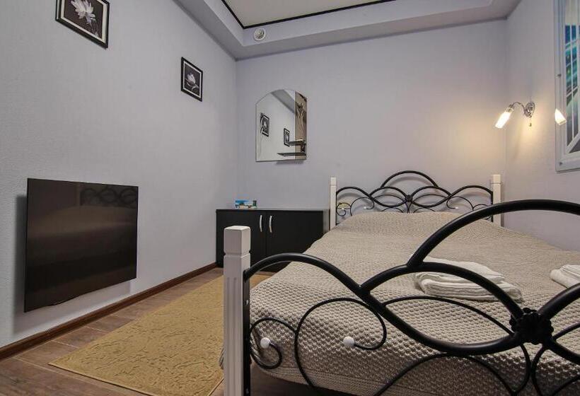 Номер Deluxe, Battle Mile Hostel