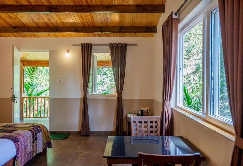 小室, Nirvana Hill Resort