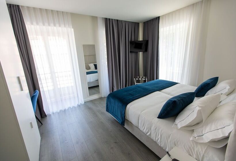 اتاق لوکس, Mondego