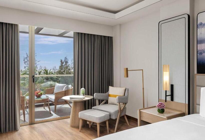 带大床的豪华间, Vivanta Goa, Miramar