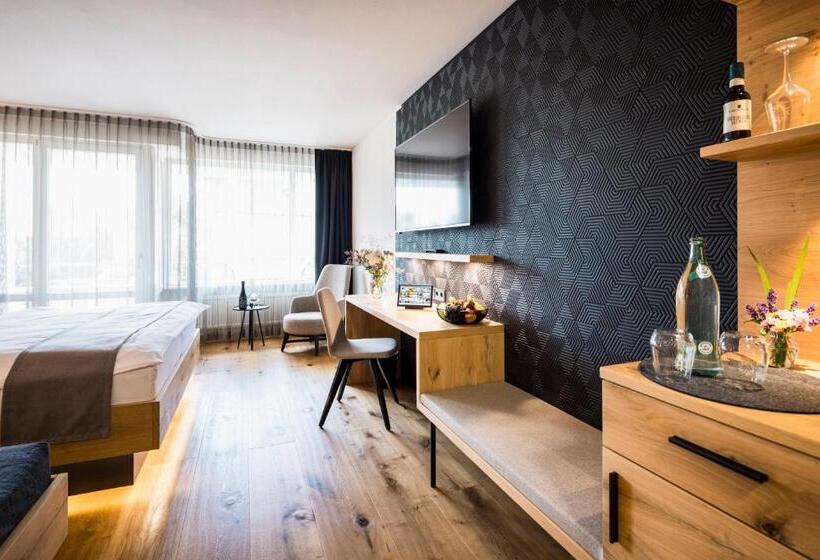 발코니 디럭스 룸, Wirthshof Hotel & Chalets