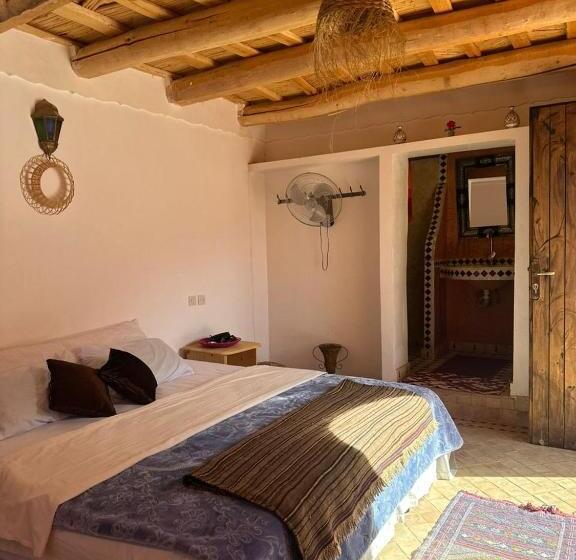 اتاق لوکس با تخت بزرگ, Tafsut Dades Guesthouse Stay With Locals