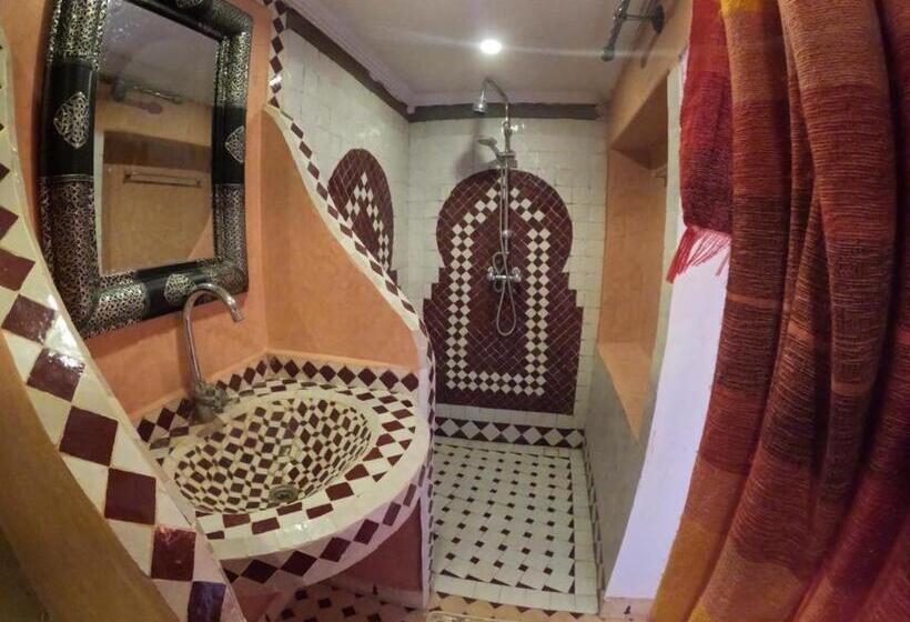 اتاق لوکس با تخت بزرگ, Tafsut Dades Guesthouse Stay With Locals