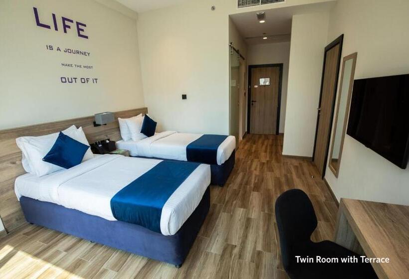 Номер Deluxe с Террасой, Grand Kingsgate Jaddaf Waterfront Hotel By Millennium