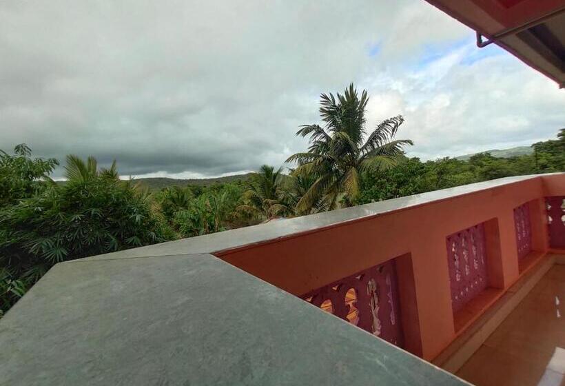 Семейный Номер Вид на Горы, Shanti Guest House