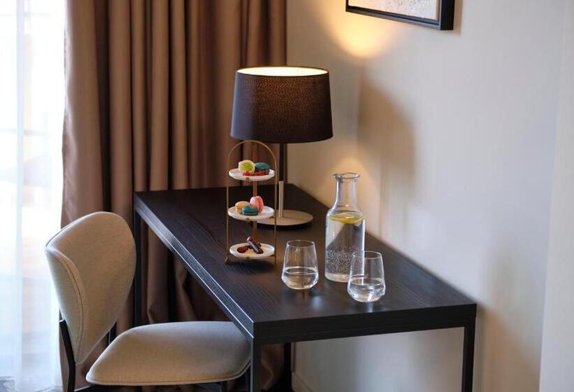 اتاق لوکس با چشم‌انداز دریا, Kempinski Palace Portorož