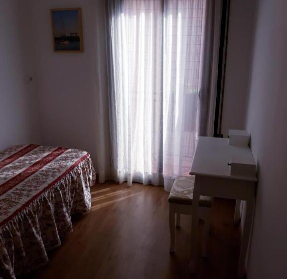 اتاق استاندارد یک تخته با بالکن, Hostal La Lluna
