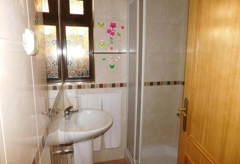 חדר לארבעה סטנדרטי עם מרפסת, Dinas Guesthouse