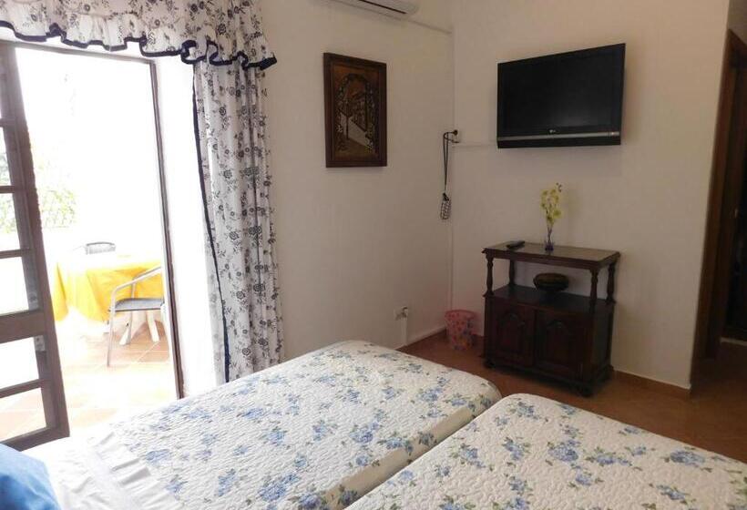 חדר לארבעה סטנדרטי עם מרפסת, Dinas Guesthouse