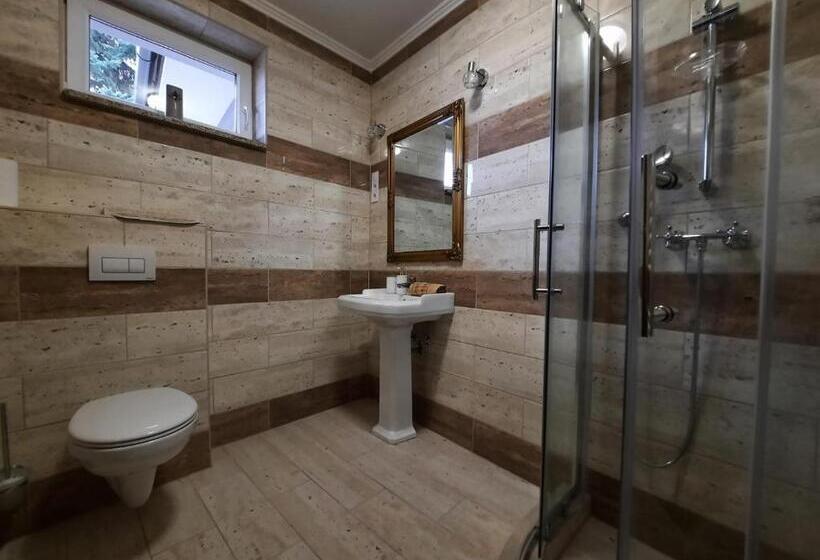 Suite, Borostyán Panzió