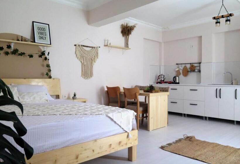 استودیوی استاندارد, Santa Suites  Near Saint Nicholas Church