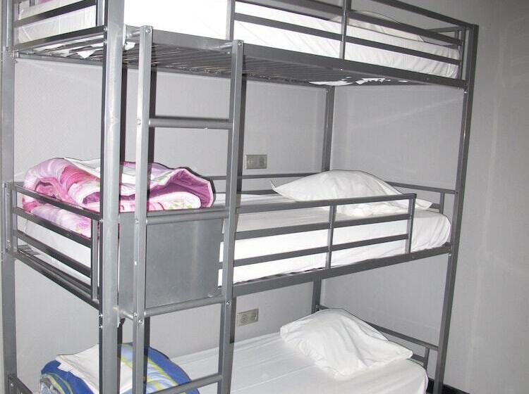 تختخواب در اتاق مشترک, Peace & Love Hostel