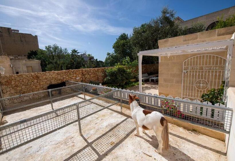 اتاق لوکس با بالکن, Bliss Boutique Living