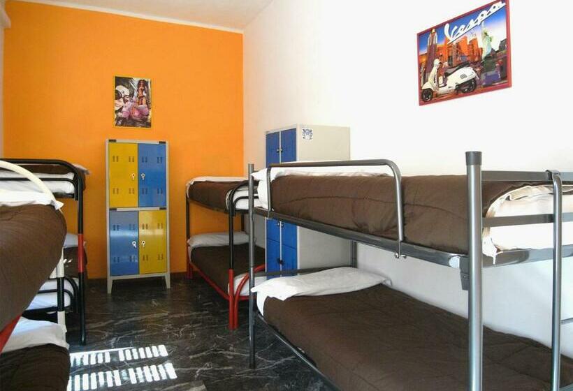 اتاق استاندارد با سرویس بهداشتی مشترک, Ostello California  Hostel