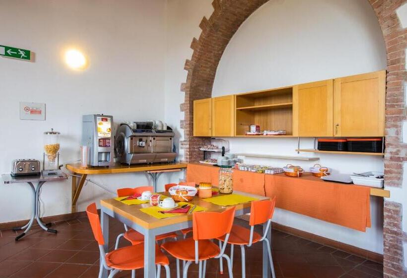 Четырехместный Номер Стандарт, Student S Hostel Gowett