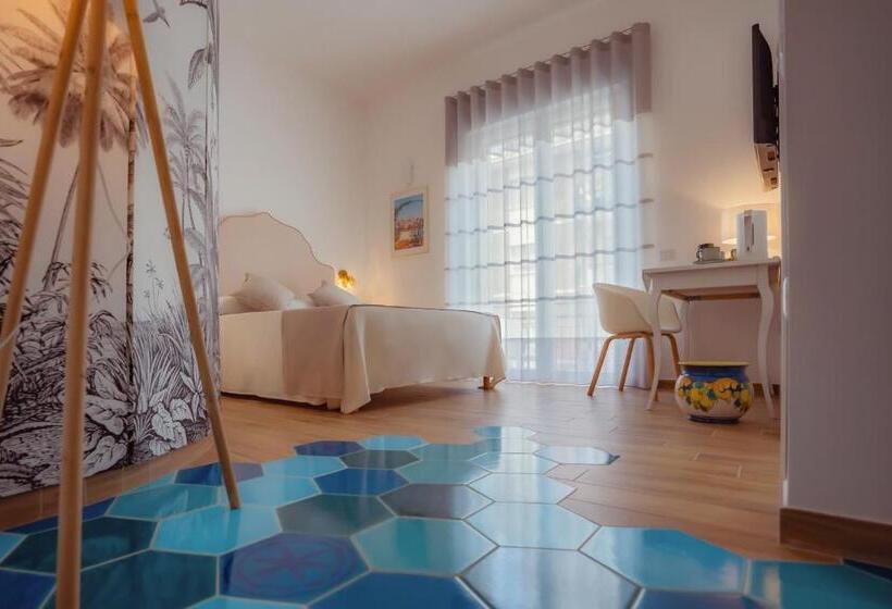 Номер Deluxe Вид на Море Боковой, La Serenata Luxury