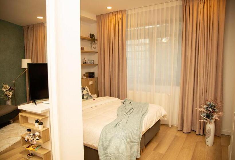 استودیوی لوکس, Manolle Boutique