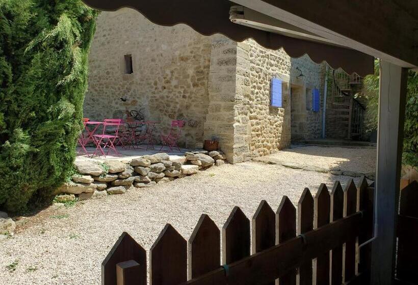 اتاق استاندارد با چشم‌انداز استخر, Moulin De Bonfilhon