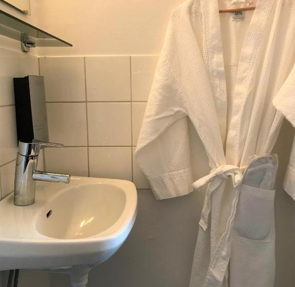 غرفة قياسية حمام مشترك, Akademihotellet