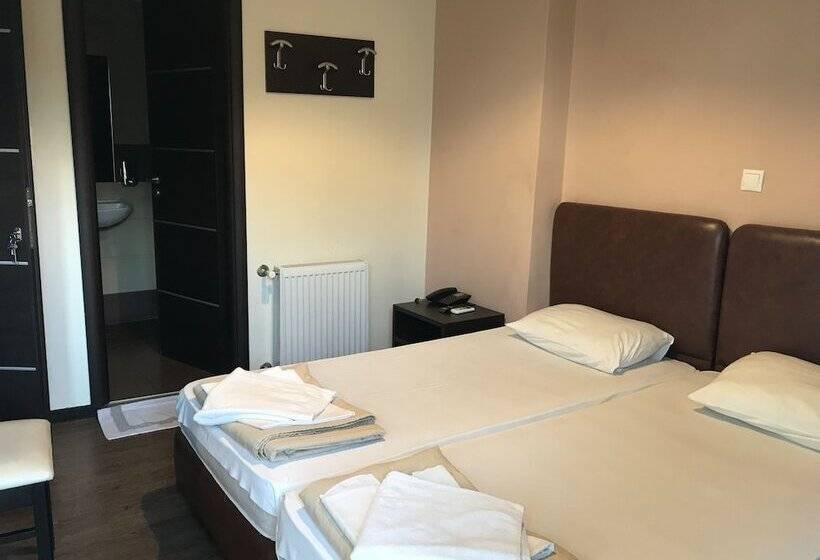 Номер Стандарт с Балконом, Pella Inn Hostel