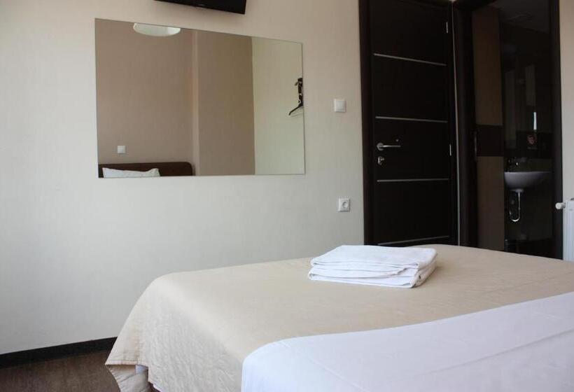 Номер Стандарт с Балконом, Pella Inn Hostel