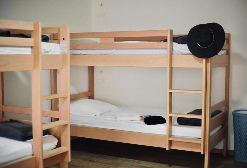 Кровать в Общей Комнате, Hostel Le Diablotin