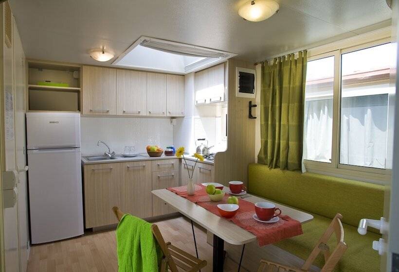کلبه ییلاقی, Hu Roma Camping In Town