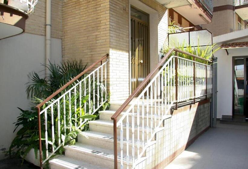 スタンダードルーム, A Casa Di Andrea E Lucia