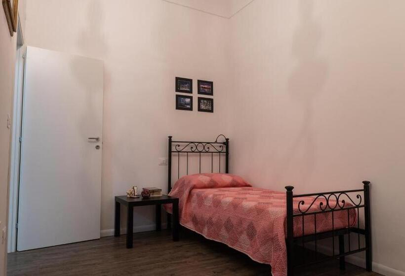 سوییت با چشم‌انداز باغ, La Casa Di Alvy