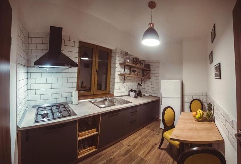 اتاق استاندارد سه نفره, Timhouse