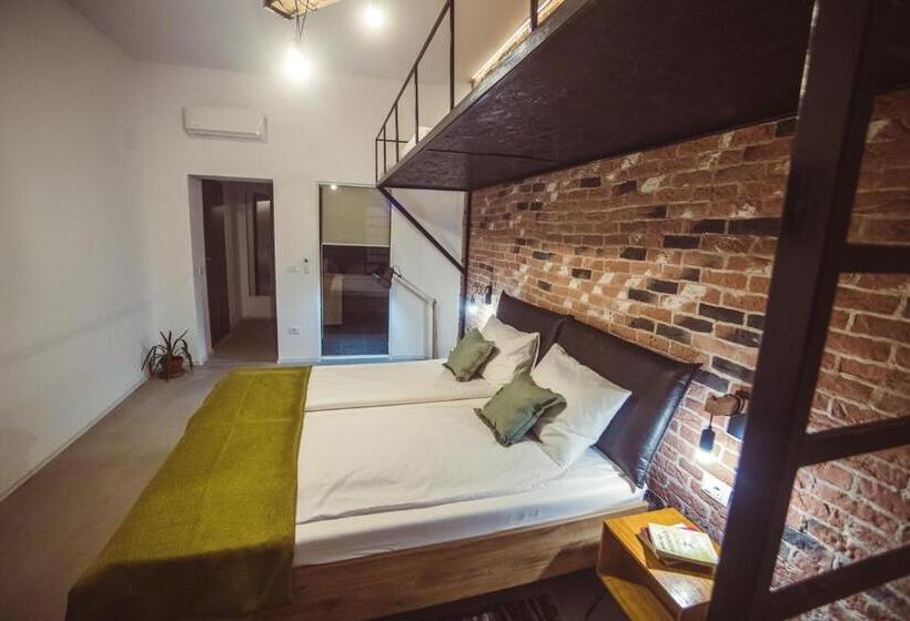 اتاق استاندارد سه نفره, Timhouse