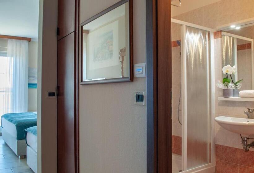 اتاق استاندارد با بالکن و چشم‌انداز دریا, Belvedere Resort Hotels