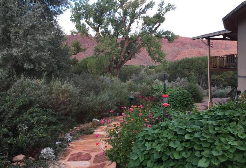 اتاق سوپریور, Red Moon Lodge